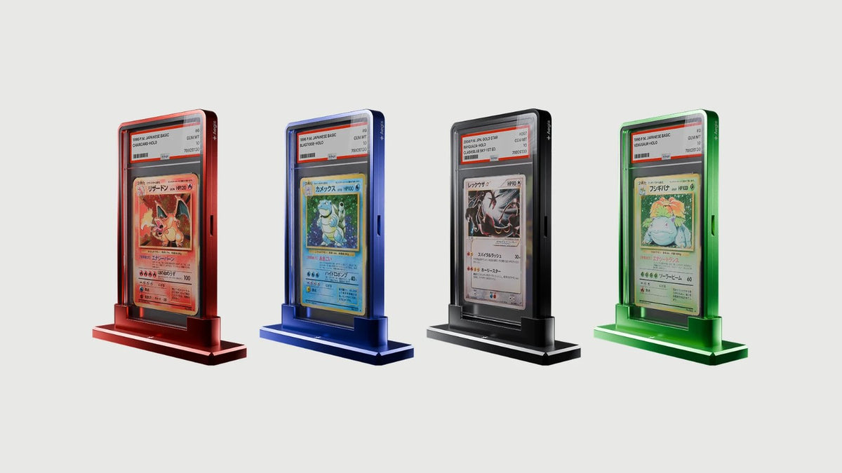 Quatre Aegis Armor exposés sur leur socle Aegis Base, en rouge, bleu, noir et vert