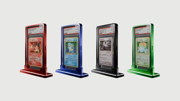 Quatre Aegis Armor exposés sur leur socle Aegis Base, en rouge, bleu, noir et vert