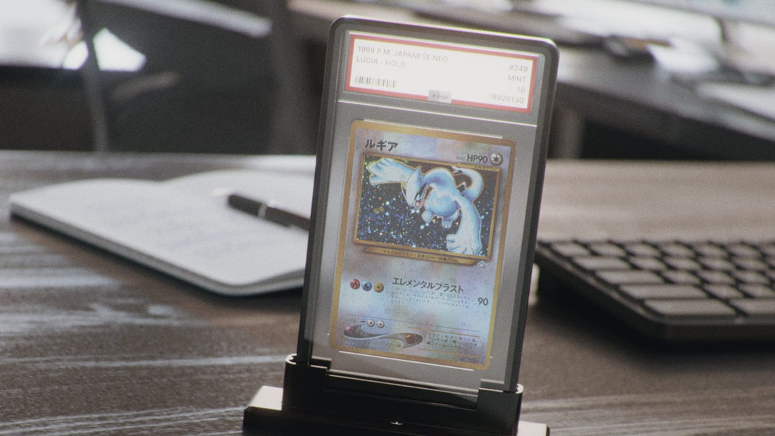 Carte gradée PSA exposée sur un bureau, dans un Aegis Armor posé sur son socle Aegis Base